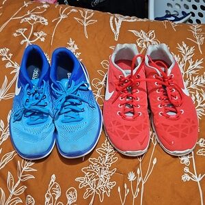 2 pairs of Nike shoes